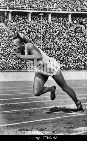 Jesse Owens at start of record breaking 200 meter race at 1936 Berlin Olympics Stock Photo