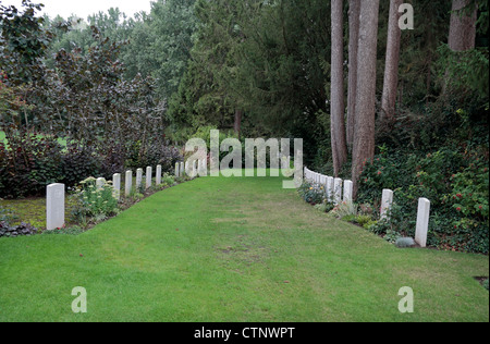 Lines of British graves (SEE NOTES) in the St. Symphorien Military Cemetery, Mons, Hainaut, Belgium. Stock Photo