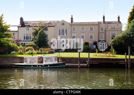 Luxury house and moored boat on the River Thames at Wallingford Oxfordshire UK Stock Photo