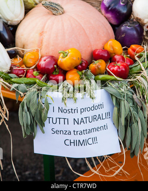 Market stall in Italy with sign saying that the foods are organically grown without chemicals Stock Photo