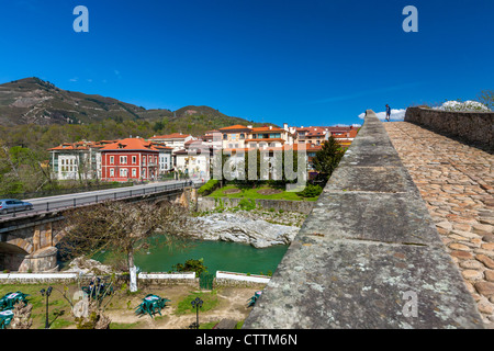 Puente Romano (Roman Bridge), 13th century, Cangas de Onís. Asturias, Spain Stock Photo