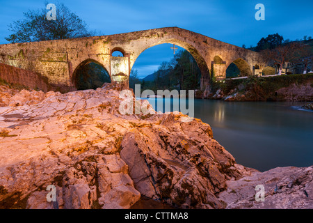Puente Romano (Roman Bridge), 13th century, Cangas de Onís. Asturias, Spain Stock Photo