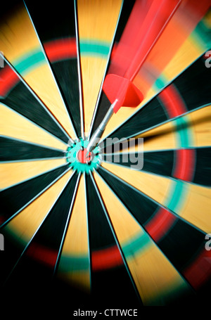 Dartscheibe mit Dartpfeil genau in der Mitte Stock Photo