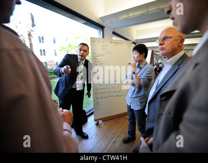 Delegates in discussion during a brainstorming session on Mobility & Urban Design at the Times World Forum On Enterprise & The E Stock Photo