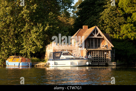 Boats on the river Thames by a boathouse, Wallingford Oxfordshire UK Stock Photo