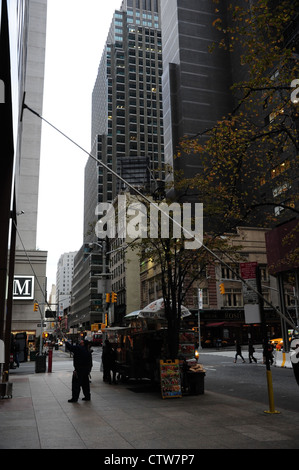 Morning portrait, to 7th Avenue, men with telescopic squeegees cleaning marble facade Chase Bank, west 52nd Street, New York Stock Photo