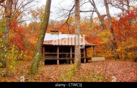 old settlers log cabin in missouri in fall Stock Photo