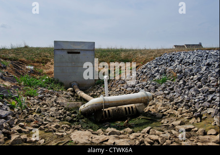 SKIMMER OUTLET STRUCTURE T0 REMOVE CLEAN SURFACE WATER FROM SETTLING BASIN ALLOWING SEDIMENT TO DROP TO THE BOTTOM OF THE BASIN Stock Photo