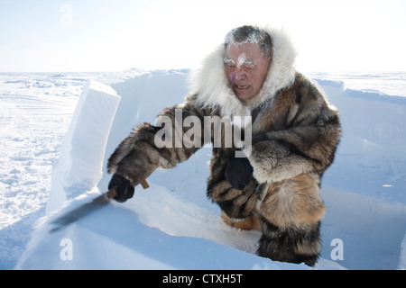 building an iglo on the north pole Stock Photo