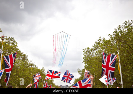 Spectators on the Mall watch the Diamond Jubilee fly past of WWII aircraft and the Red Arrows Stock Photo