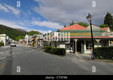 The main street of Buckingham Street is the historic gold mining town of Arrowtown in Otago, New Zealand. Arrowtown was named after the nearby Arrow River Stock Photo