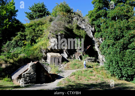 A restored Chinese gold miner's hut as part of the Chinese Settlement in the old gold mining museum in Arrowtown, Otago, New Zealand. Arrowtown named Stock Photo