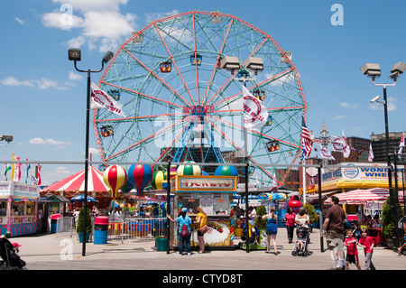 Deno's Wonder Wheel Amusement park Coney Island Luna Beach Boardwalk Brooklyn New York Stock Photo