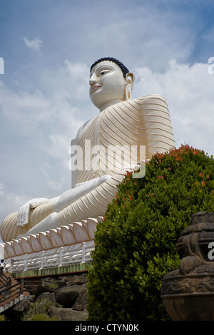Large seated Buddha at Kande Vihara Buddhist temple, Aluthgama, Sri Lanka Stock Photo