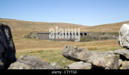 DB Schenker 66122 crosses Ribblehead viaduct, North Yorkshire with 6Z76 Mo 12.40 Newbiggin - Warrington . Monday 26th March 2012 Stock Photo