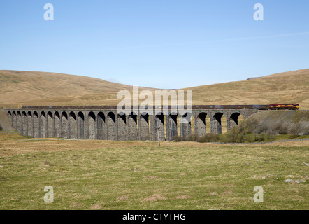 DB Schenker 66122 crosses Ribblehead viaduct, North Yorkshire with 6Z76 Mo 12.40 Newbiggin - Warrington . Monday 26th March 2012 Stock Photo