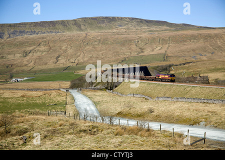 66081 6K05 12.18 Carlisle yd - Crewe Basford Hall departmental passes Ribblehead. Monday 26th March 2012 Stock Photo