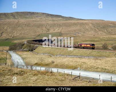 66081 6K05 12.18 Carlisle yd - Crewe Basford Hall departmental passes Ribblehead. Monday 26th March 2012 Stock Photo