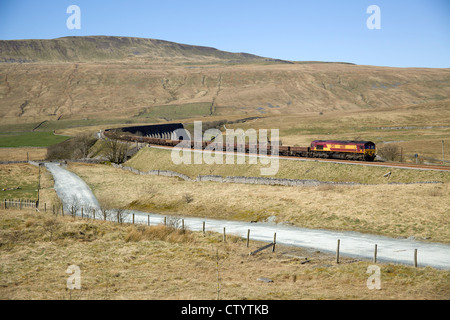 66081 6K05 12.18 Carlisle yd - Crewe Basford Hall departmental passes Ribblehead. Monday 26th March 2012 Stock Photo