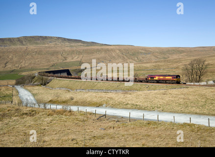 66081 6K05 12.18 Carlisle yd - Crewe Basford Hall departmental passes Ribblehead. Monday 26th March 2012 Stock Photo