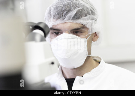 Scientist wearing facemask in lab Stock Photo