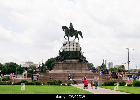 Bronze monument portrays the nation's first president, George Washington,Philadelphia, Pennsylvania, USA Stock Photo