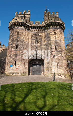 The main entrance to Lancaster Castle, Lancashire, UK, is through the 15th century gatehouse known as John O' Gaunt's Tower Stock Photo