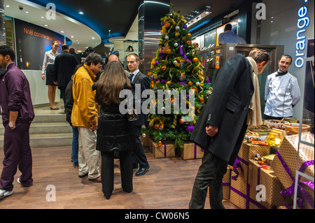 Paris, France, Medium Group People, French Christmas Chocolate Chefs in Ragueneau Stalls, Orange SHop  on the Avenue Champs Elysees, CHRISTMAS IN PARIS, christmas food shopping Stock Photo
