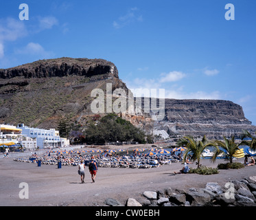 View of the beach with cliffs to the rear, Puerto de Mogan, Gran Canaria, Spain. Stock Photo