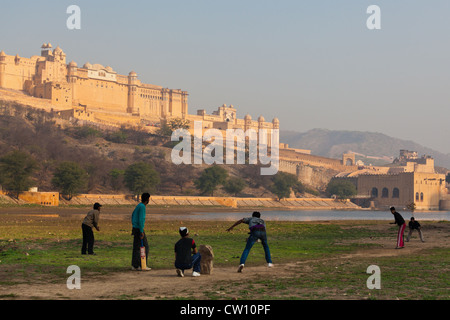 Boys practising cricket at the base of the Amber Fort in Jaipur Stock Photo