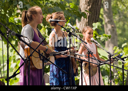 Barefoot Best Friends Performing at the Kentucky Music Weekend at ...