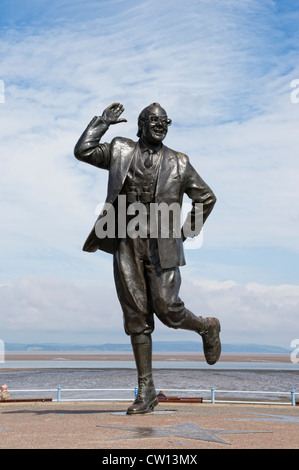 Bronze statue of comedian Eric Morecambe on the promenade in his home town of Morecambe, Lancashire Stock Photo