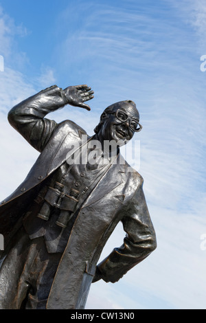 Bronze statue of comedian Eric Morecambe on the promenade in his home town of Morecambe, Lancashire Stock Photo