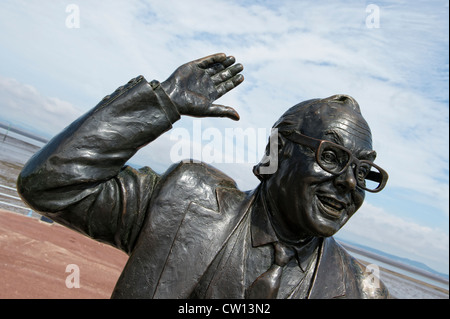 Bronze statue of comedian Eric Morecambe on the promenade in his home town of Morecambe, Lancashire Stock Photo