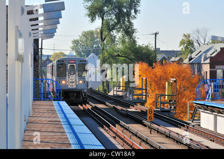 USA, Chicago, Illinois A CTA rapid transit Pink Line elevated train pulls into the 18th Street Station in Chicago's Pilsen neighborhood Stock Photo