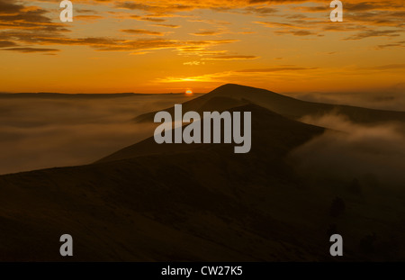 The rising sun over the Great Ridge in The Peak District Stock Photo