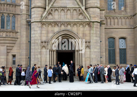 Families and guests queue for the Degree Ceremony, Whitworth Hall, University of Manchester, Manchester, England, UK Stock Photo