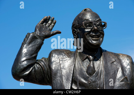 Bronze statue of the late great comedian, Eric Morecambe. The statue is on the promenade in Morecambe, Lancashire Stock Photo