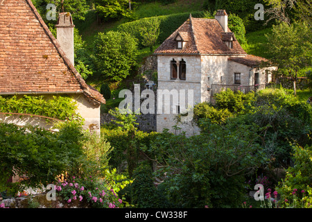 Homes and flower gardens in Saint-Cirq-Lapopie, Lot Valley, Midi-Pyreness France Stock Photo