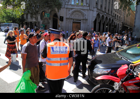 Carro De Polícia Em Plaza De Mayo Em Buenos Aires Em Um Feriado Domingo  Imagem Editorial - Imagem de aires, prefeito: 82590910