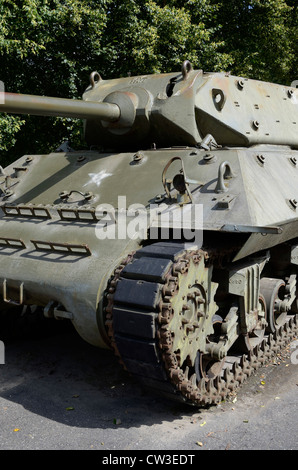 ACHILLES M10 TANK DESTROYER AT THE MARDASSON MEMORIAL TO 76,890 AMERICAN SOLDIERS   KILLED IN THE BATTLE OF THE BULGE.  BELGIUM. Stock Photo