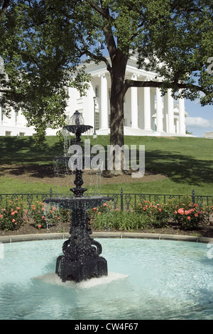 Water fountain and Virginia State Capitol, Richmond Virginia Stock Photo