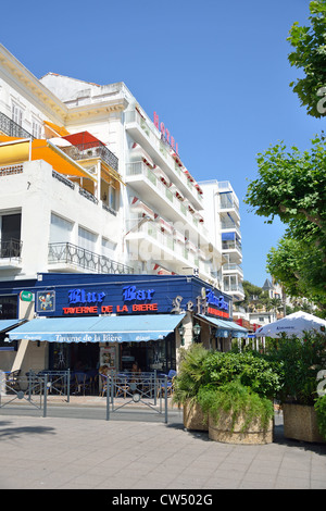 Seafront restaurant on Promenade René Coty, Saint-Raphaël, Côte d'Azur, Var Department, Provence-Alpes-Côte d'Azur, France Stock Photo