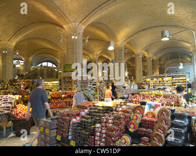 Food Emporium market at the Queensboro bridge Stock Photo