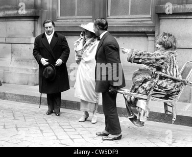 Wedding of Sacha Guitry and Yvonne Printemps. Arrival of Sarah Bernhardt at the City Hall. Stock Photo