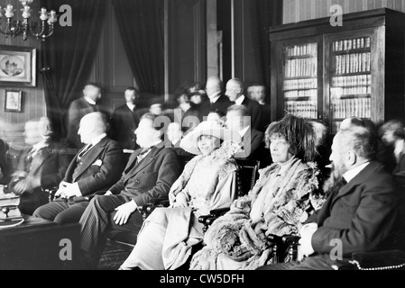 Wedding of Sacha Guitry and Yvonne Printemps. At the City Hall with Tristan Bernard and Sarah Bernhardt Stock Photo