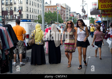 Street life and shopping in the primarily Dominican New York neighborhood of Washington Heights Stock Photo