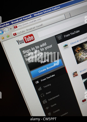 watching video online youtube Stock Photo