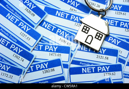 BRITISH PAYSLIPS WITH HOUSE KEYFOB RE WAGES GROWTH THE ECONOMY PROPERTY MARKET HOUSE BUYERS HOUSING MORTGAGES INCOMES HOMES UK Stock Photo