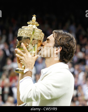 Wimbledon 2012 Men's Singles Final, victory ceremony, winner Roger Federer (SUI) kissing trophy . Stock Photo